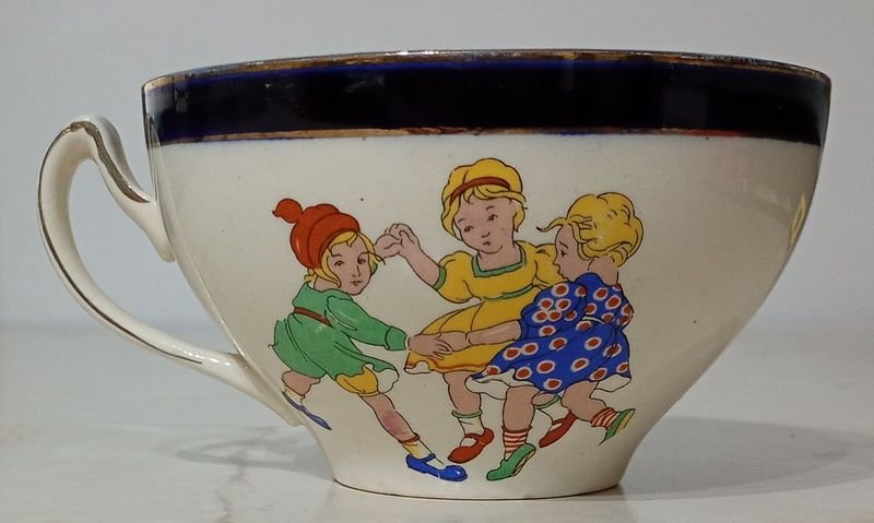 Taza de porcelana inglesa del siglo XX con decó de niños jugando - imagen 2