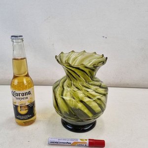 Florero de Vidrio Soplado Verde y Negro con Diseño Espiral y Boca Ondulada - imagen 2