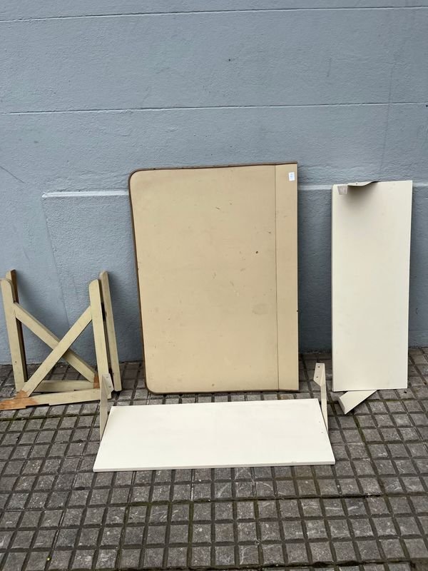 Repisas Blancas y Mesa Plegable de Cocina Abatible
