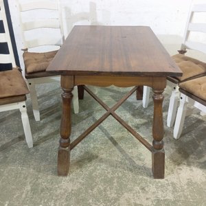 Juego de Comedor: Mesa Rectangular Nogal con 4 Sillas Blancas y Almohadones - imagen 5