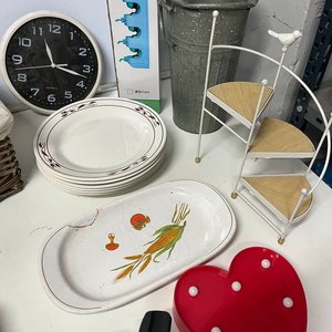 Lote Variado: Canasta Mimbre, Platos Blancos, Reloj Pared, Bandejas Loza, Corazón Luz y Más - imagen 11