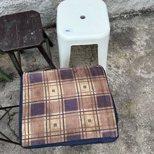 Lote de 6 Banquitos: Plástico Blanco, Madera y Tapizados - imagen 4