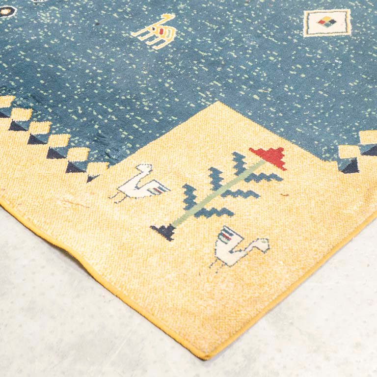 Alfombra acrílica con dibujos andinos sobre fondo azul y mostaza - imagen 2