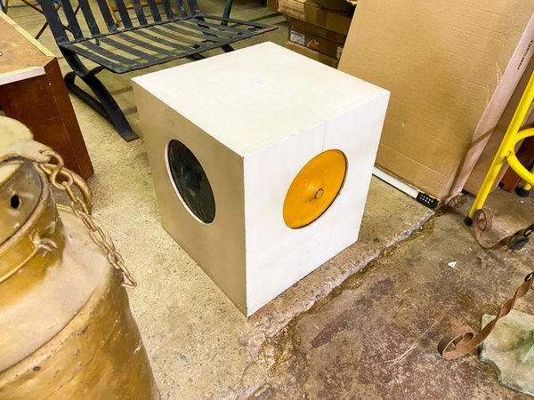 Caja Cubo Decorativa con Dos Aberturas Redondas