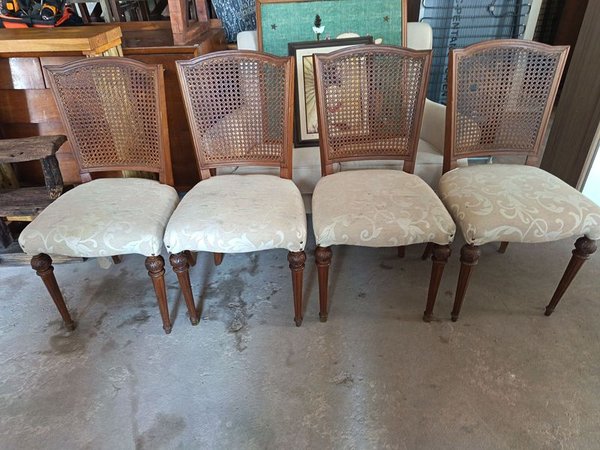 lote de 4 sillas estilo ingles , alguna puede estar un poco floja