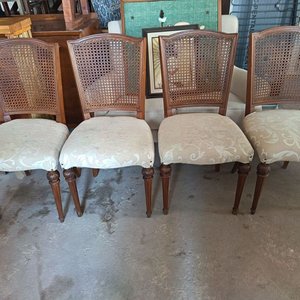 lote de 4 sillas estilo ingles , alguna puede estar un poco floja - imagen 1