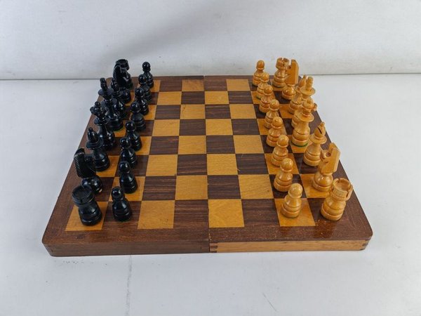 Ajuste de ajedrez completo con tablero y piezas - imagen 1