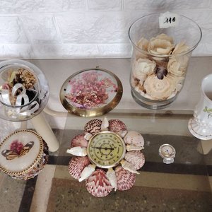 Lote siguiente: Lote de Varios Objetos Decorativos: Floreros, Relojes y Alhajero