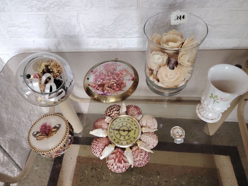 Lote de Varios Objetos Decorativos: Floreros, Relojes y Alhajero