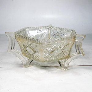 Centro de mesa hexagonal de cristal tallado con tres patas - imagen 1