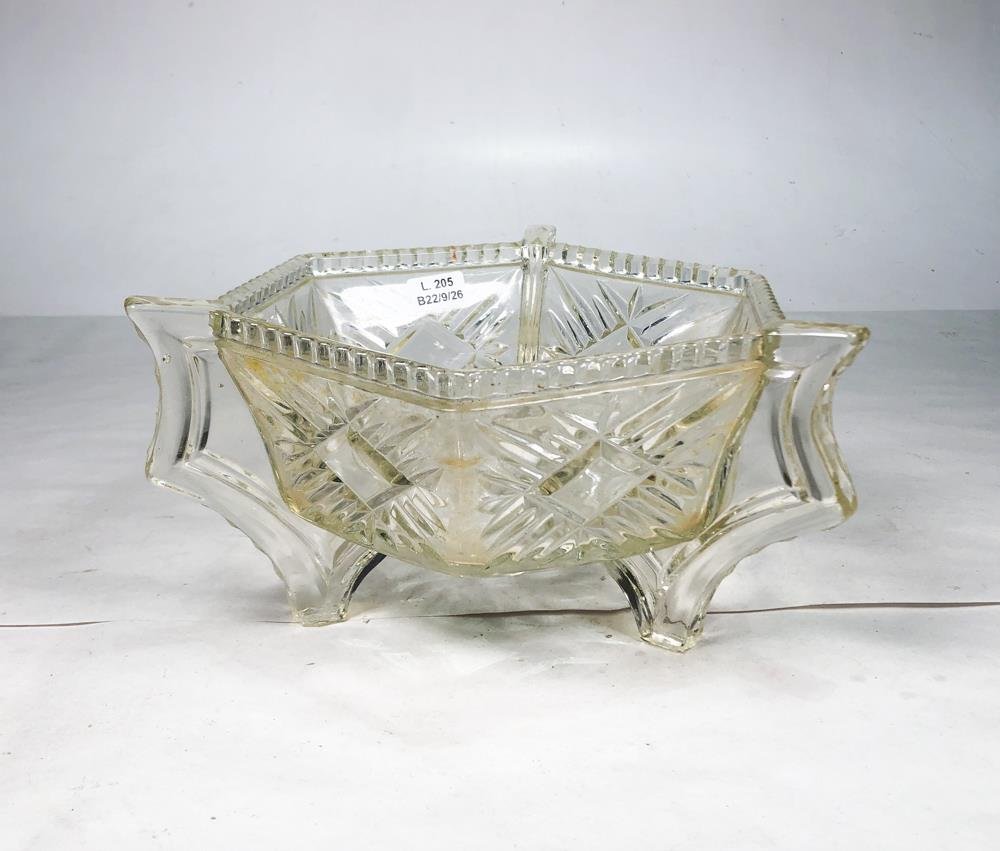 Centro de mesa hexagonal de cristal tallado con tres patas
