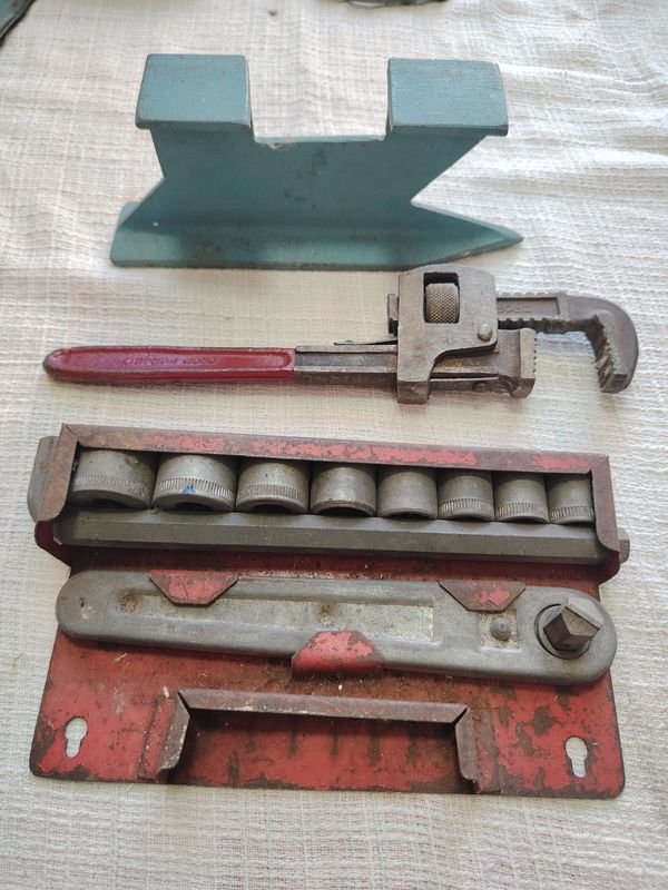 Llave de caño antigua y juego de dados - imagen 4