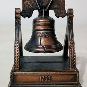 Lote anterior: Sacapuntas Metálico Coleccionable: Campana de la Libertad Bronce Antiguo