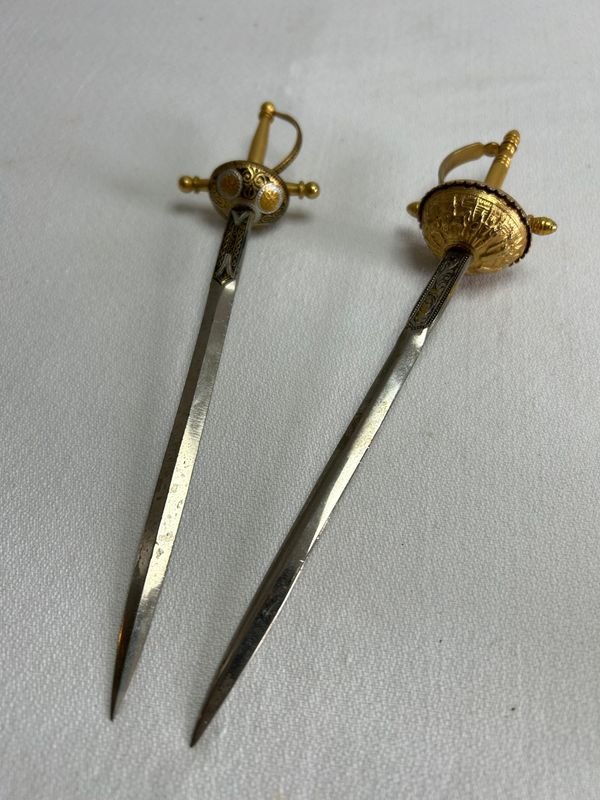 Dos Abrecartas Estilo Español con Detalles Dorados