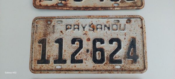 Placas de matrícula viejas con números y texto - imagen 3