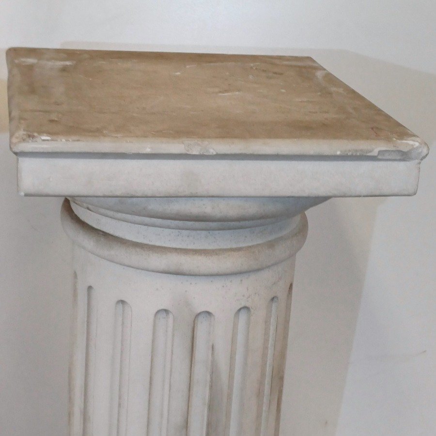 Par de pedestales en yeso con fisonomía de columna romana - imagen 7