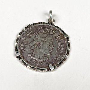 Moneda de Plata "El Gaucho" 10 Pesos 1961 Engarzada - imagen 3
