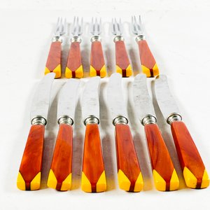 Juego de 11 Tenedores y Cuchillos de Postre con Mangos Marrones y Amarillos - imagen 2