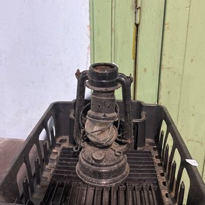 Lote siguiente: Farol antiguo y escurridor de platos negro