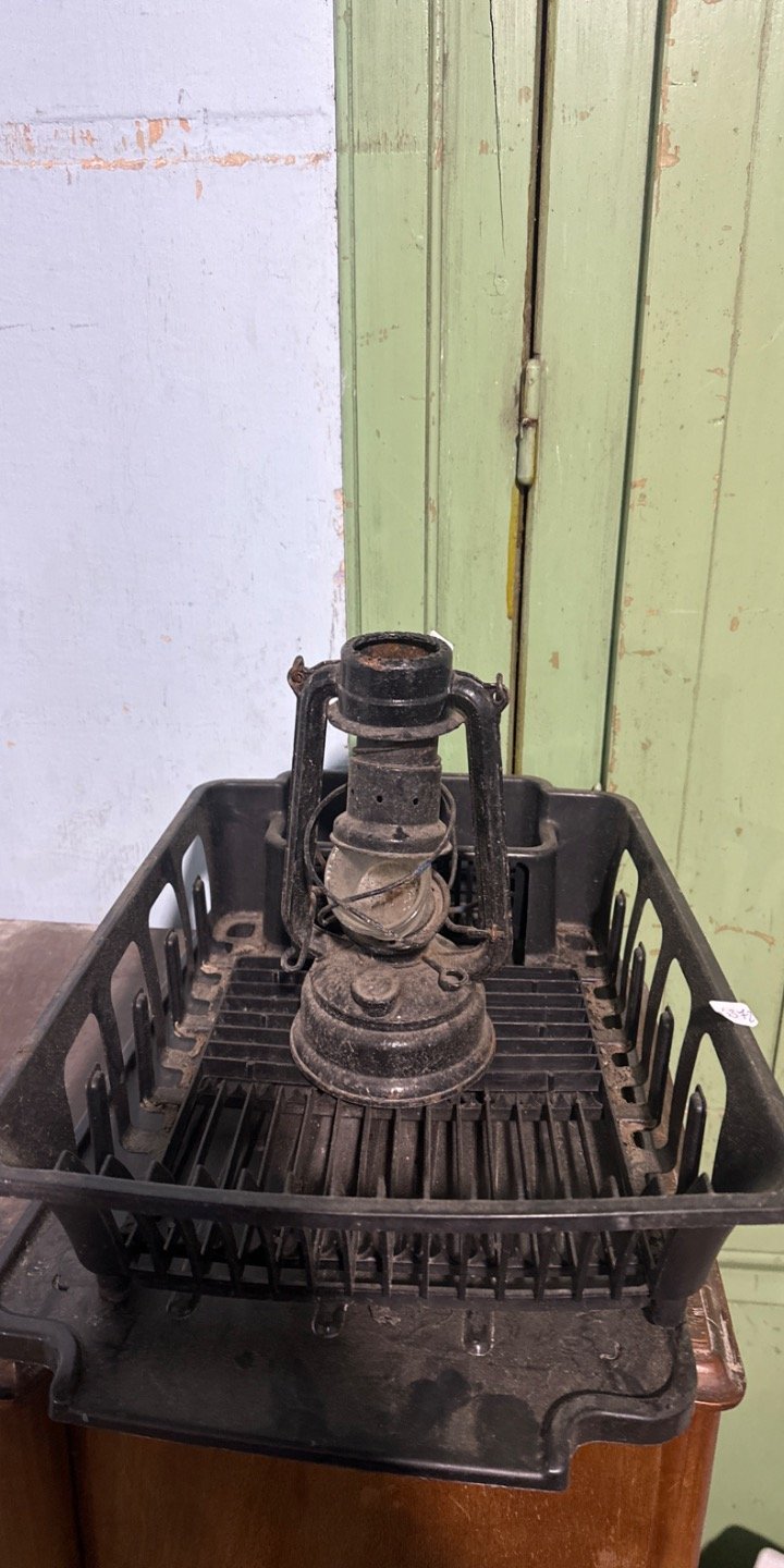 Farol antiguo y escurridor de platos negro