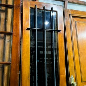 Puerta de Madera Clara con Postigos Fijos de Madera y Vidrio con Rejas - imagen 3