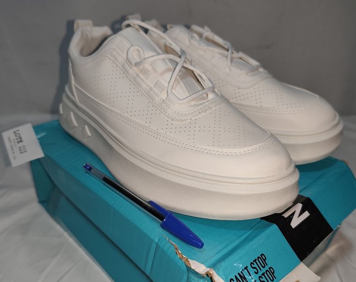 Zapatillas Deportivas Blancas de Eco Cuero, Talle 42 (41 UY)