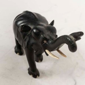 Figura de Elefante de Madera Oscura con Detalle en Colmillos - imagen 2