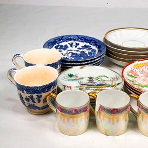 Conjunto de Pocillos, Tazas y Platitos con Diseño Oriental - imagen 3