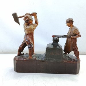 Lote siguiente: Escultura de Madera Tallada: Herreros Trabajando en la Fragua