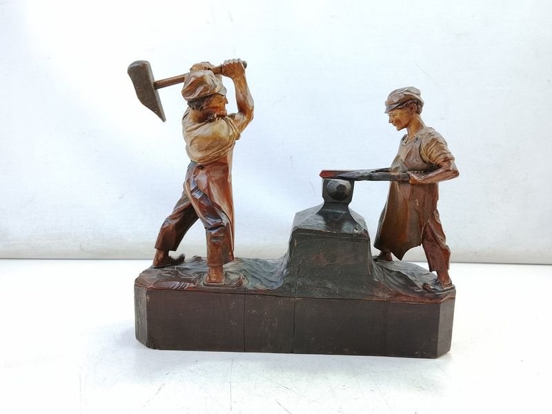 Escultura de Madera Tallada: Herreros Trabajando en la Fragua