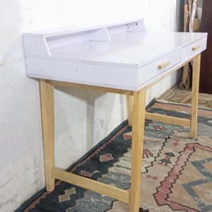 Escritorio Moderno Blanco con Estante Superior y Dos Cajones - imagen 4