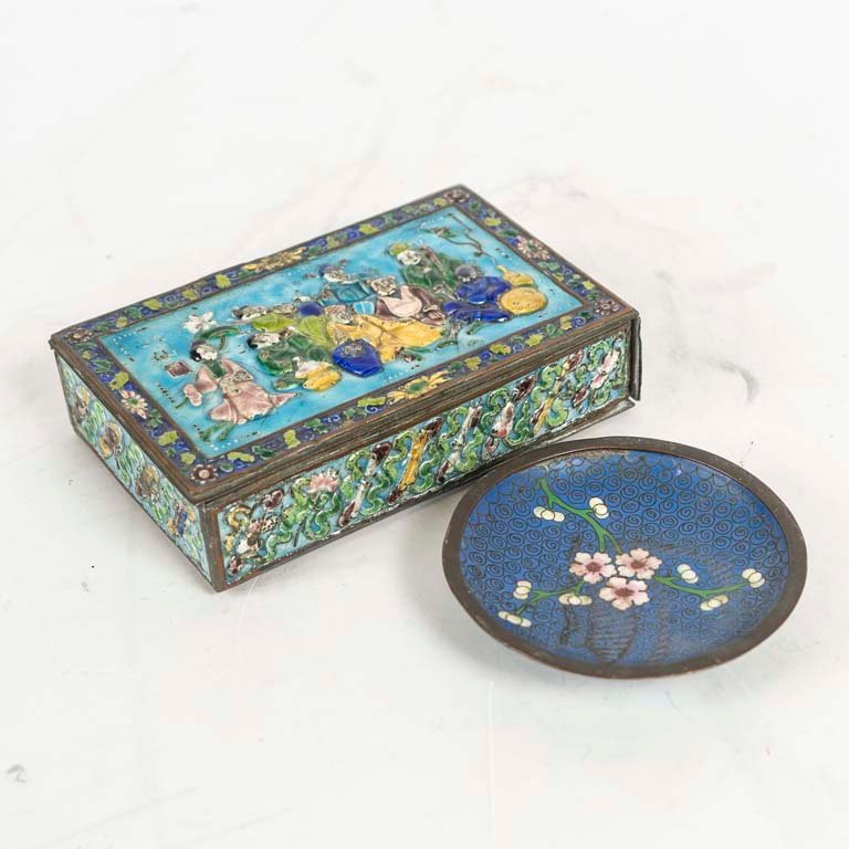 Lote de 2 Piezas de Cloisonné Chino: Alhaja Decorada y Despojador con Detalles