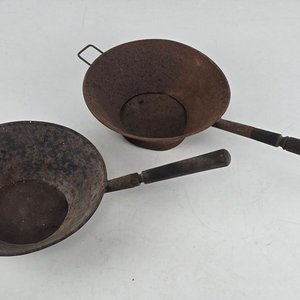 Par de Coladores Antiguos de Metal con Mango de Madera - imagen 2