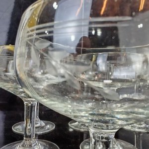 Lote de Cristalería: Licorera, Jarra Azul, Vaso Grabado y Copas de Brandy - imagen 7