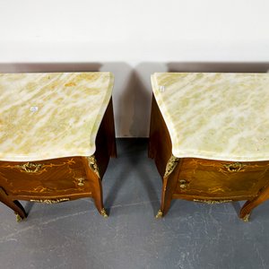 Pareja de Mesitas de Noche Luis XV Estilo Caoba y Marqueterie con Mármol - imagen 2