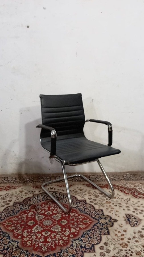 Silla de oficina con posabrazos y base cromada - imagen 2