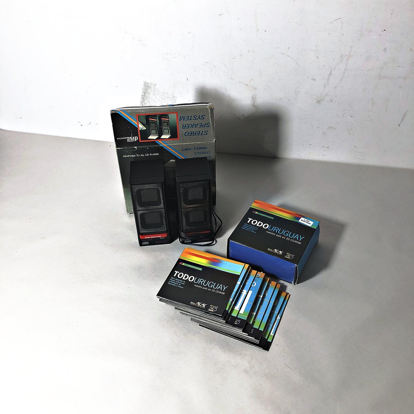 Lote de 2 Parlantes Uni-Tone SB-21 y Colección de CDs "Todo Uruguay"