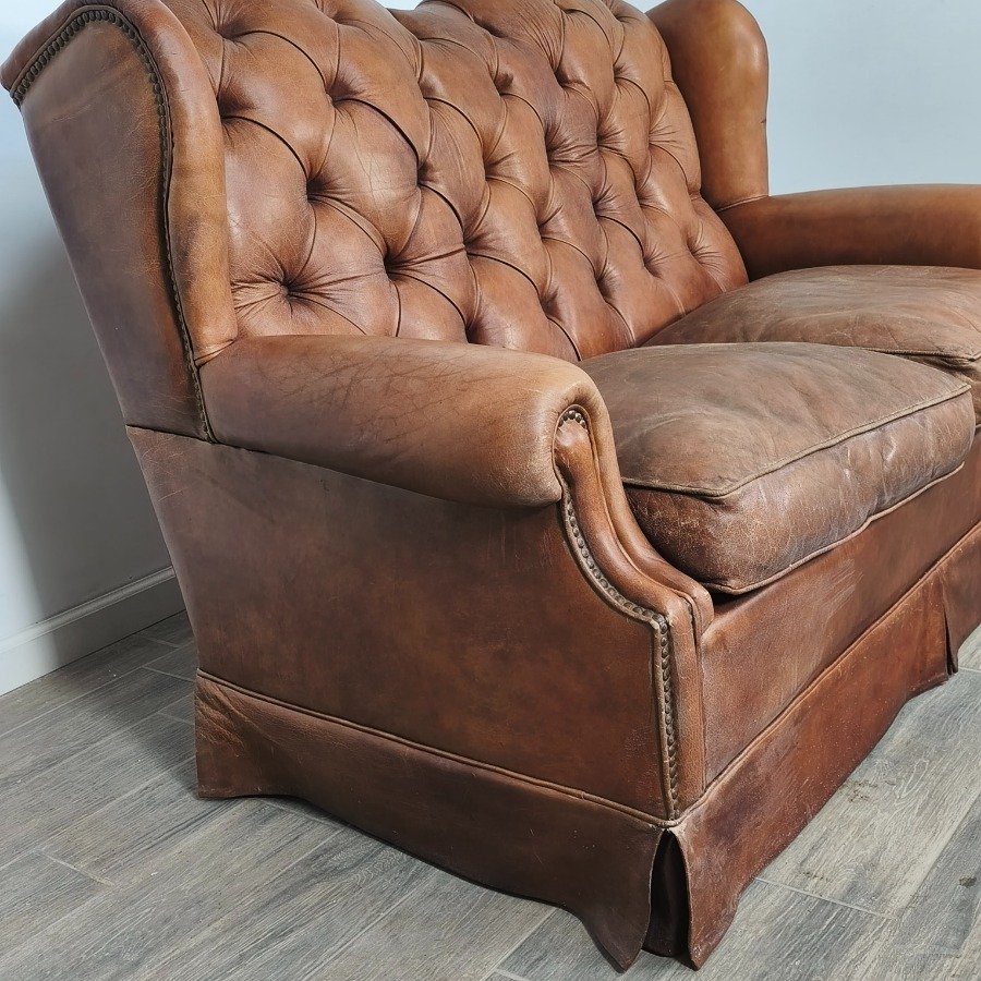 Sillón de cuero natural con respaldo capitoneado y almohadones desgastados - imagen 4