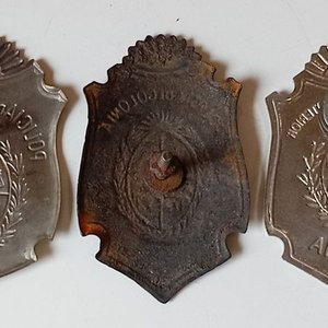 Lote de 3 Insignias Metálicas Antiguas: Policía de Montevideo, Policía de Colonia y Ministerio del Interior - imagen 2