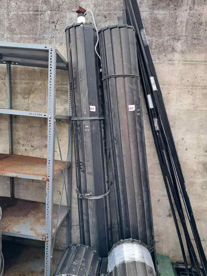 Dos Rollos Grandes de Material Negro
