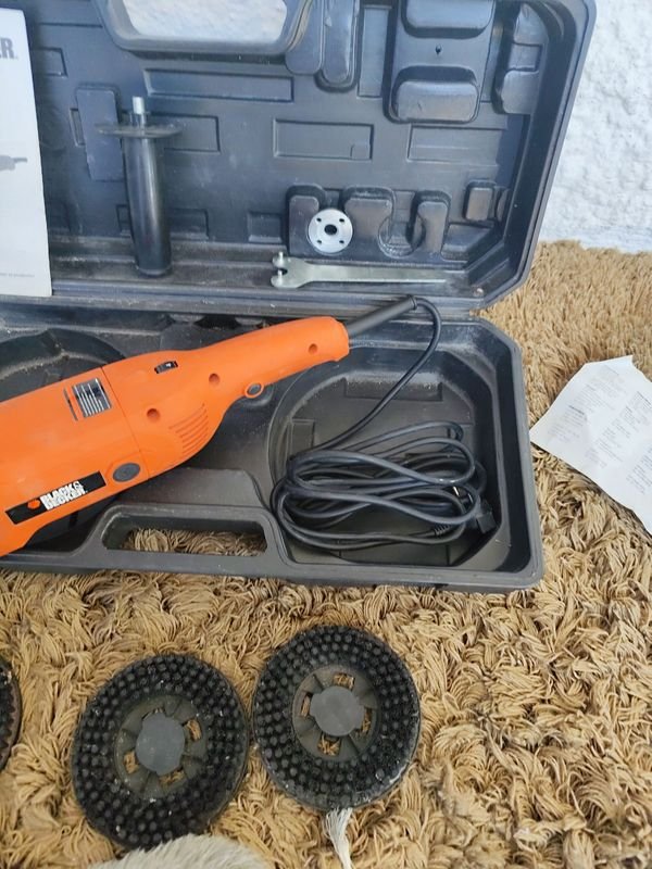 Pulidora BLACK & DECKER Modelo WP1300 de 7 pulgadas con accesorios - imagen 5