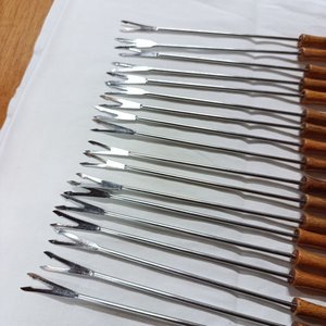 Set de 12 Tenedores o Pinchos para Fondue con Mangos de Madera y Puntas de Colores - imagen 4