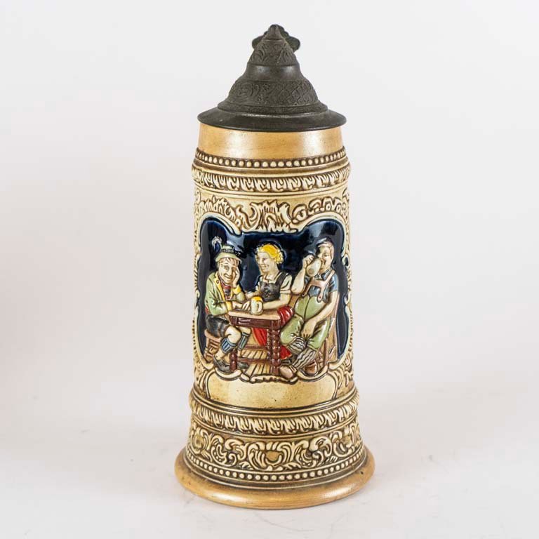 Lote siguiente: Jarra de cerveza de porcelana con relieve y tapa de metal