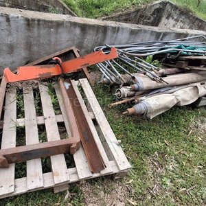 Lona Verde y Pallets de Madera para Carga - imagen 1