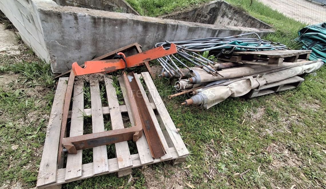 Lona Verde y Pallets de Madera para Carga