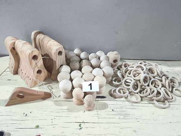 Colección de objetos de madera y signos blancos con números negros - imagen 4