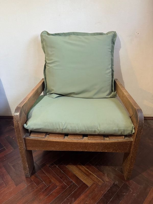 Sillón en madera con par de almohadones - imagen 2