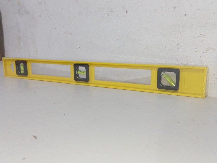 Nivel de burbuja amarillo con regla incorporada para medición y alineación - imagen 4