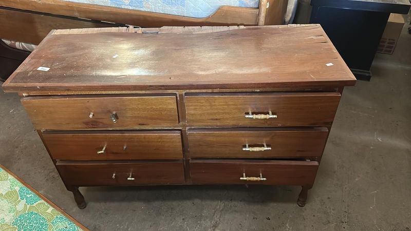 Lote siguiente: Mueble de 6 cajones con tapa en buen estado