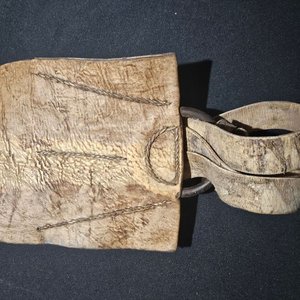 Bolsa de Cuero Rústica con Tiras y Hebillas - imagen 3